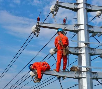臺(tái)州電力工人高空架線忙 防墜器安全防護(hù)不松懈
