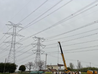 攀登自鎖器鐵塔上的守護者安全作業提供保障
